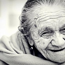 Old woman; Author: https://www.pikist.com/free-photo-xlaca/es