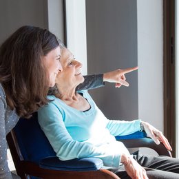 Image positive-mother-and-daughter-enjoying-dramatic-view from Freepik