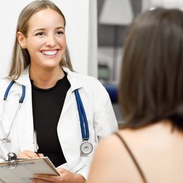 Image female-doctor-explaining-diagnosis-to-her-young-woman-patient from Freepik