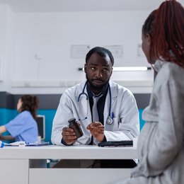 Image pregnant-woman-receiving-bottle-of-pills from Freepick