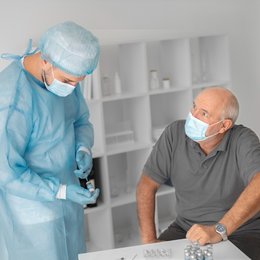 Image senior-male-patient-getting-vaccinated-for-coronavirus from Freepick