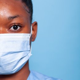 Image closeup-of-african-american-specialist-nurse from Freepik