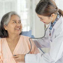 Image doctor-examining-senior-elderly-female-patient from Freepik