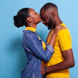 Image woman-giving-boyfriend-kiss-on-forehead from Freepik
