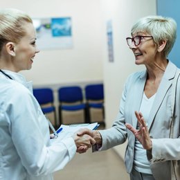 Image happy-senior-woman-shaking-hands-with-doctor from Freepik