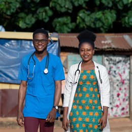 Ïmage africa-humanitarian-aid-doctor-taking-care-of-patient by Freepik