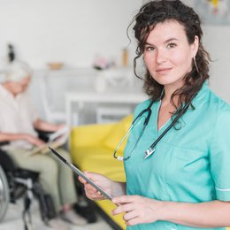 Image portrait-of-female-nurse-holding-digital-tablet from Freepik
