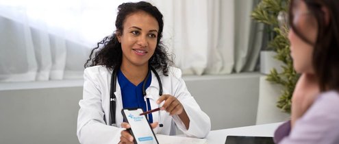 Image vista-lateral-sonriente-doctor-hablando-paciente from Freepik
