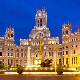 palacio-de-cibeles-summer-night-madrid Image by Bearfotos on Freepik